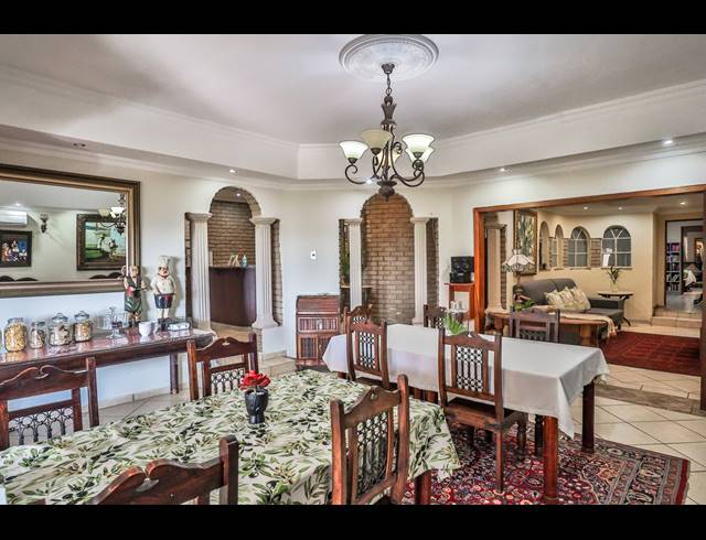 11 BEDROOM GUEST HOUSE FOR SALE IN PROTEA PARK